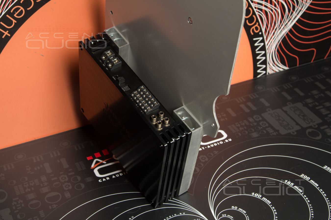 Сложная, полностью скрытая установка усилителей Helix в Zeekr 001