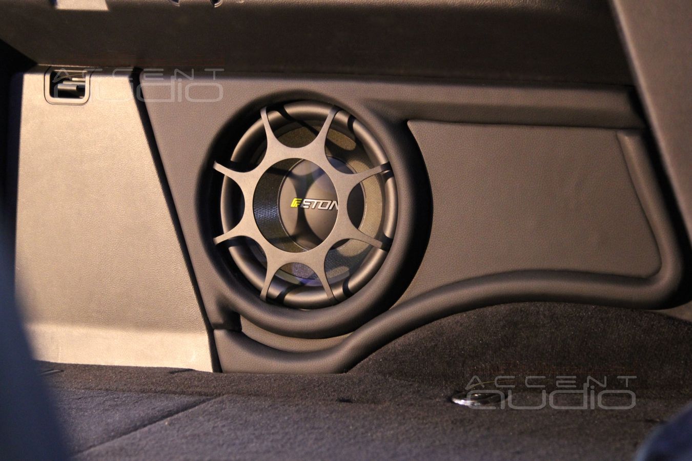 Встройка сабвуфера в крыло Range Rover Discovery