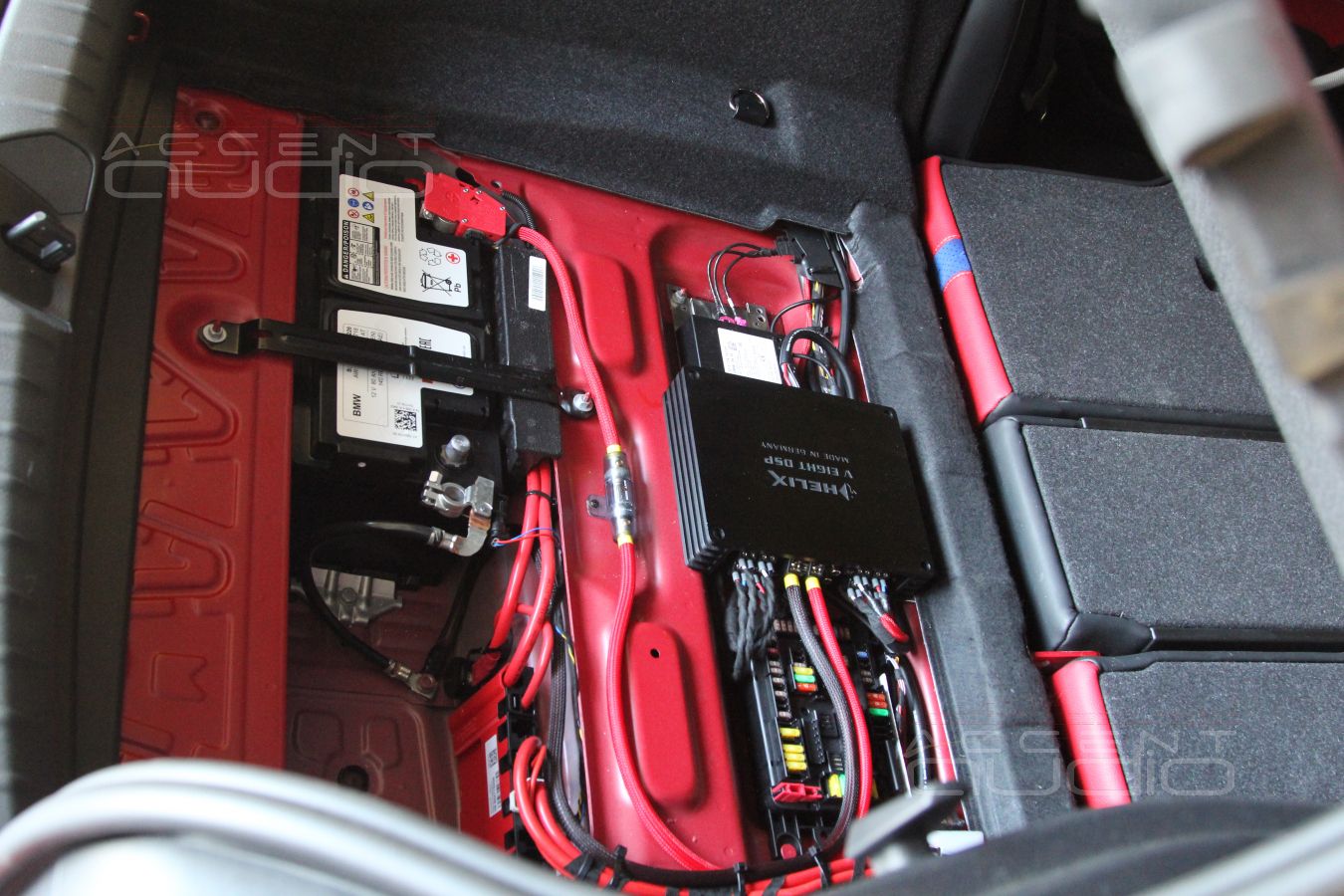 Восьмиканальный процессорный усилитель Helix VEight в багажном отсеке BMW 118i