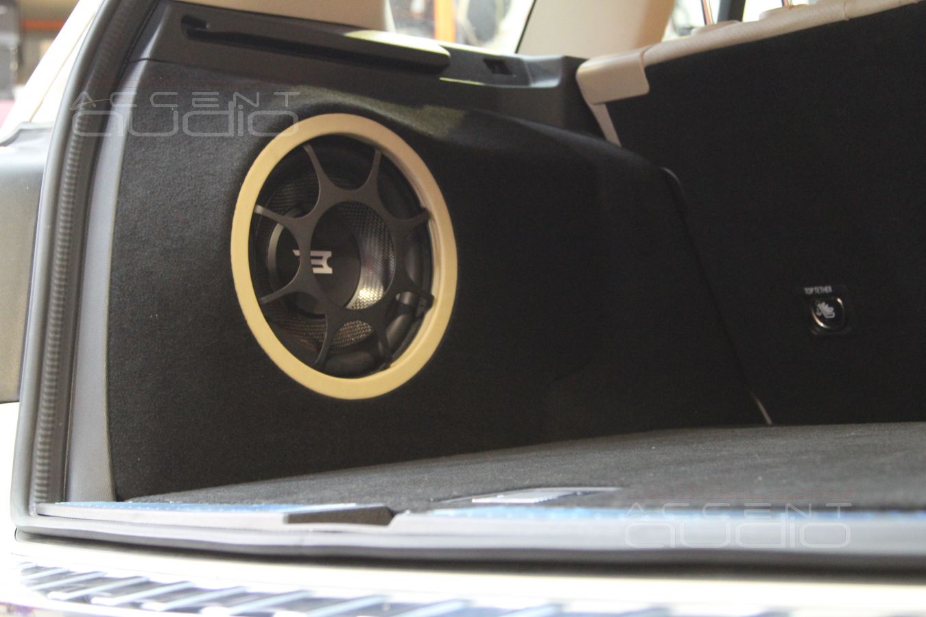 Встроенный сабвуфер в Mercedes GLK