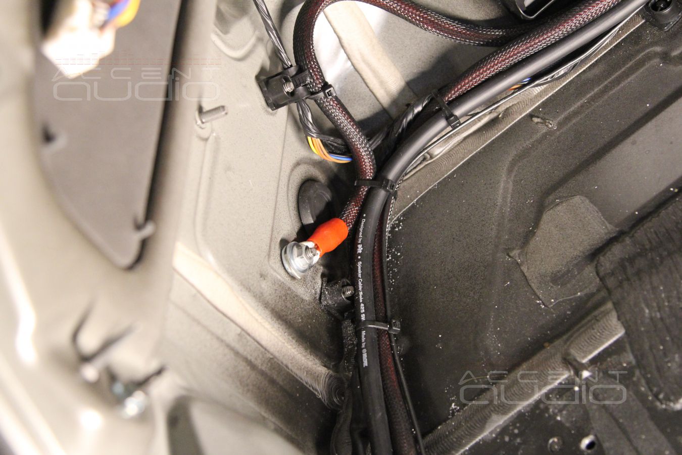 Установка усилителя Zapco ADSP-Z8 IV-8 в Hyundai Genesis