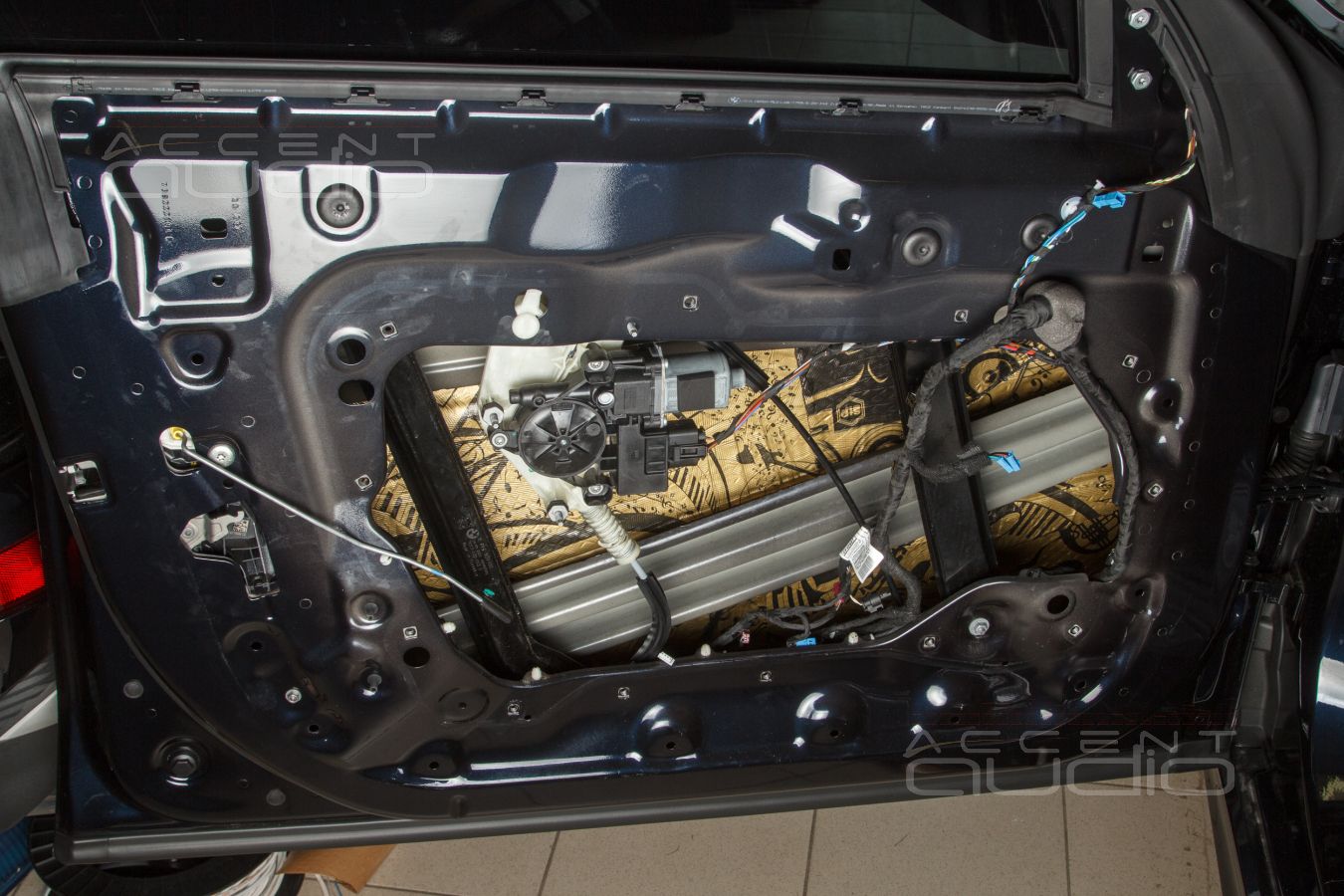 Виброизоляция дверей и установка СЧ и ВЧ излучателей GroundZero по заводским местам