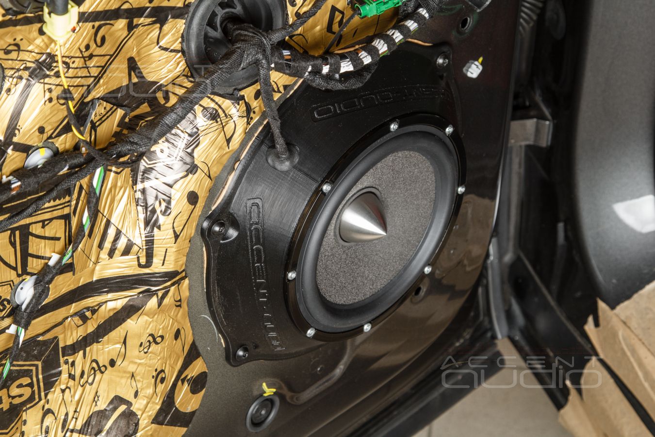 Лучшей машине – лучший мидбас: простая штатная установка Brax ML6P в Porsche Cayenne