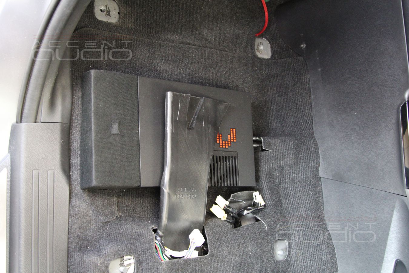 Установка усилителя Mosconi ONE 130.4