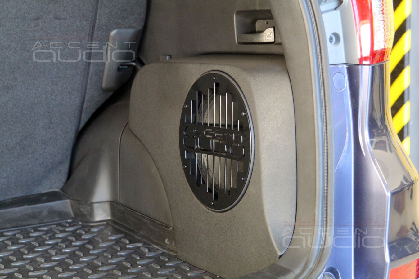 Встроенный сабвуфер-стелс в Honda CRV