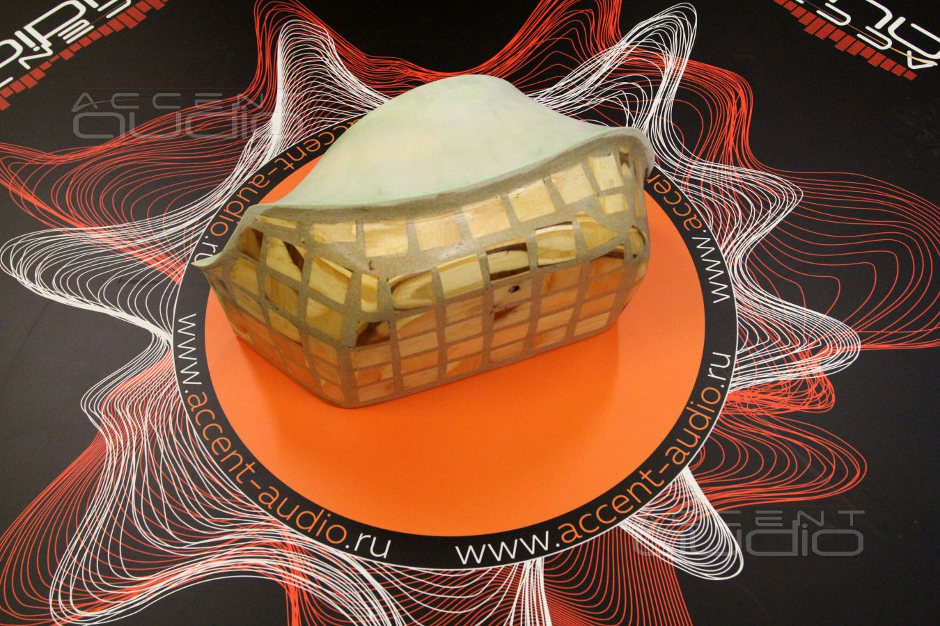 Да, сабвуфер, как всегда, из фанеры. 