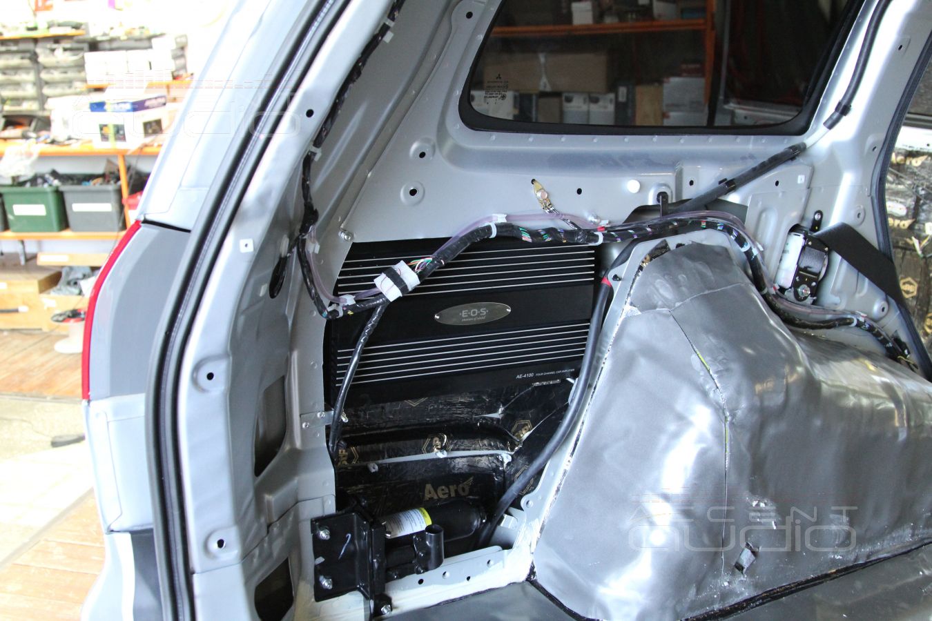 Скрытая установка усилителя в Mitsubishi Pajero Sport 2013