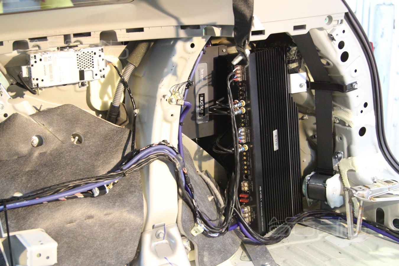 Установка усилителя и аудиопроцессора в Acura MDX