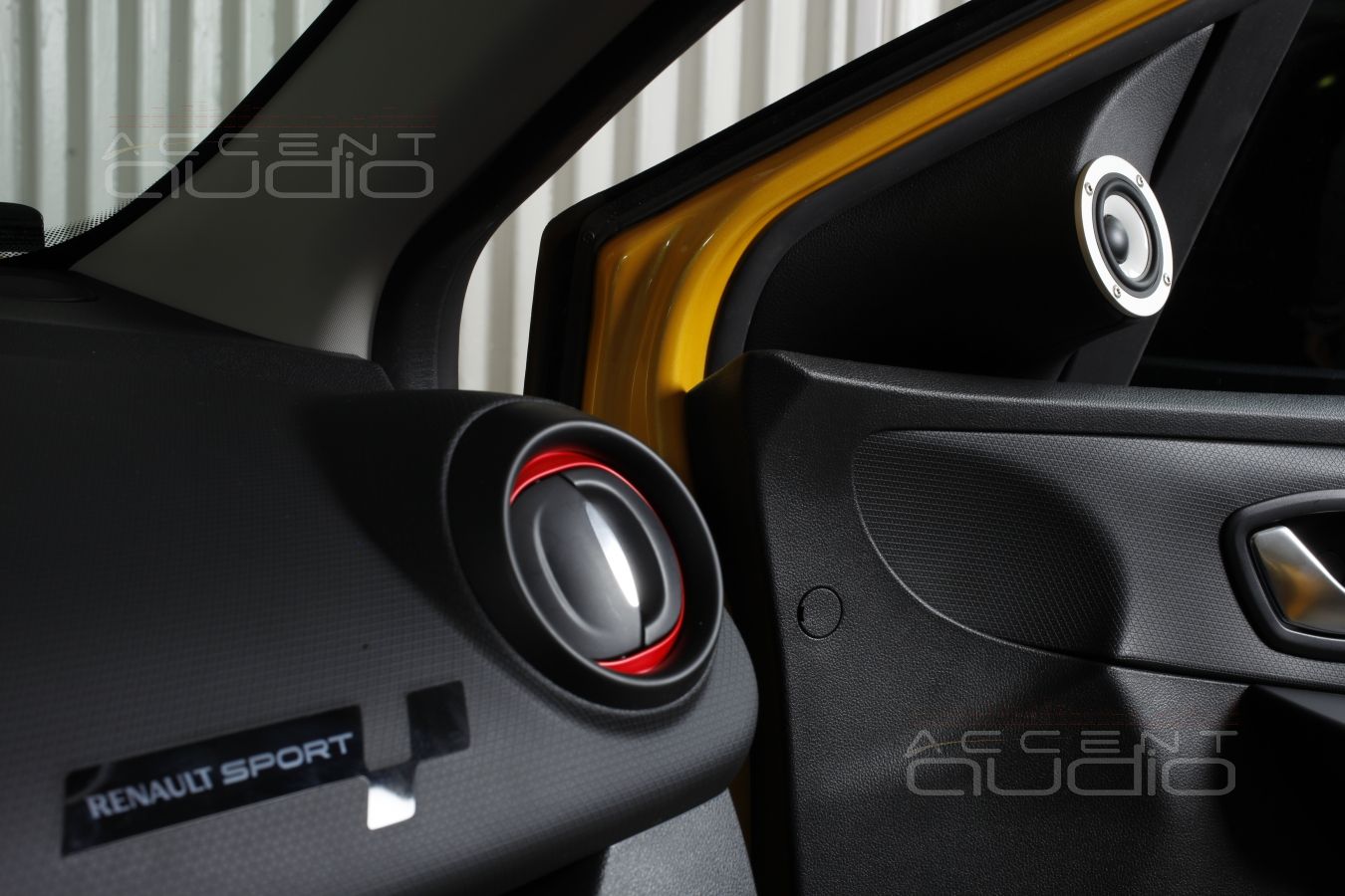 Подиумы под акустику Bewith в Renault Clio Sport