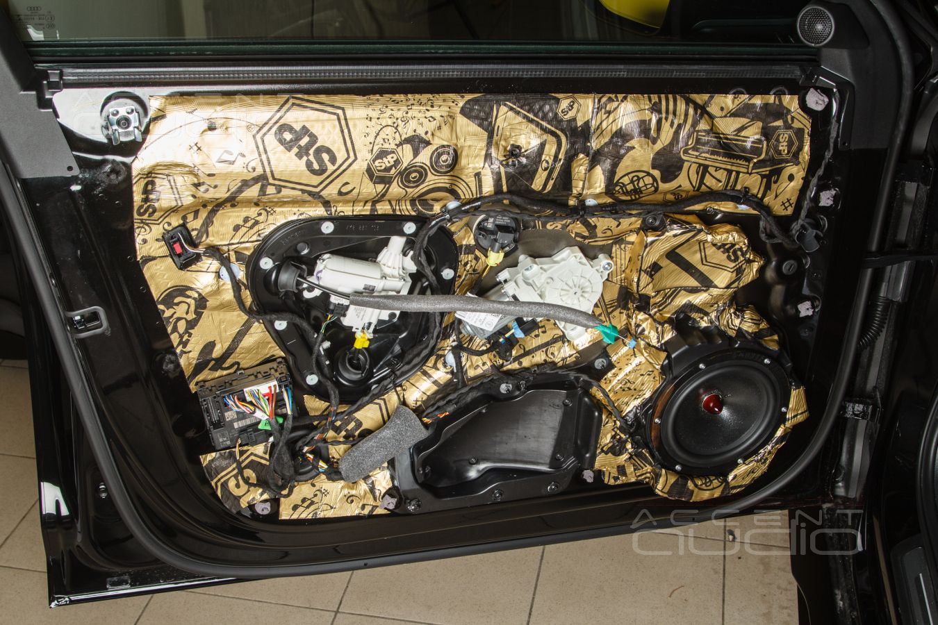 Мидбасы Ground Zero GZPK Reference 180 в новой Audi RS6 Avant штатно !