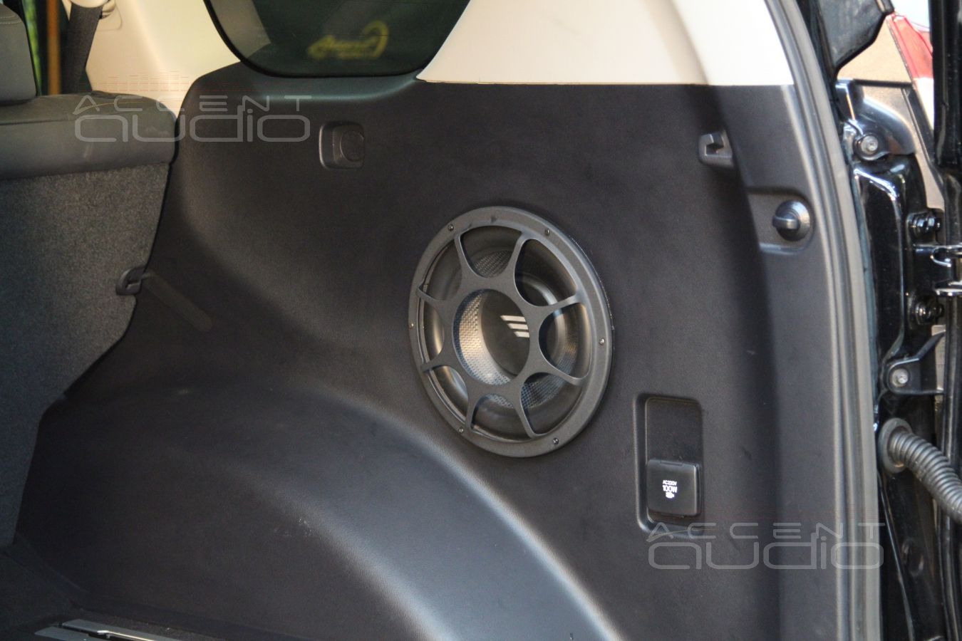 Сабвуфер, встроенный в крыло Toyota Land Cruiser Prado