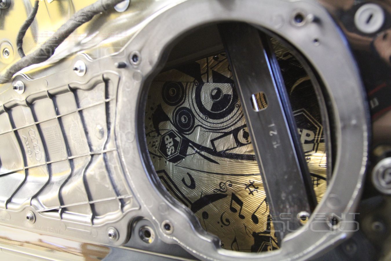 Установка мидбасовых излучателей Scan-Speak Revelator 18W/4531G00 