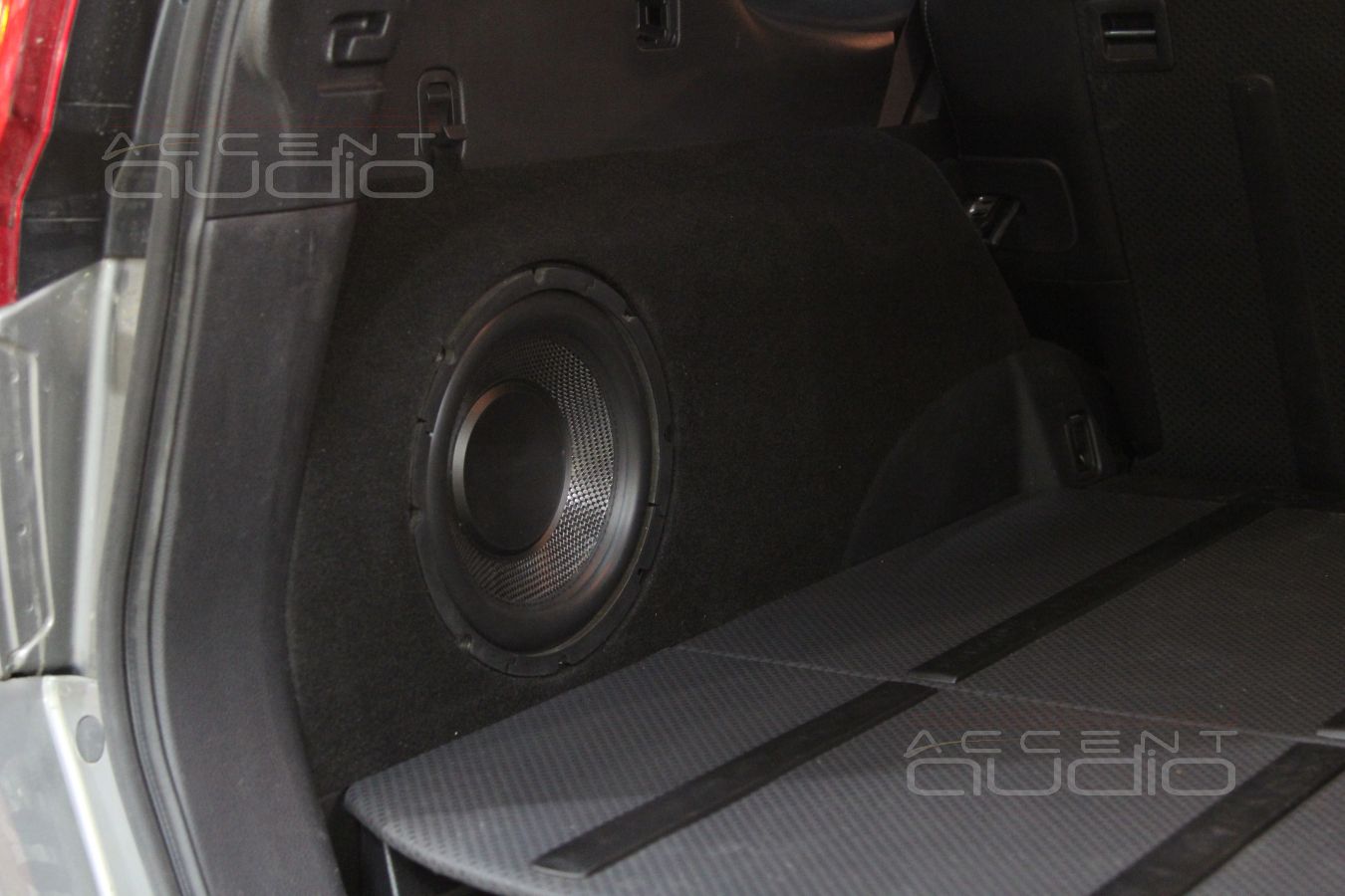 Встроенный сабвуфер стелс с Nissan X-Trail
