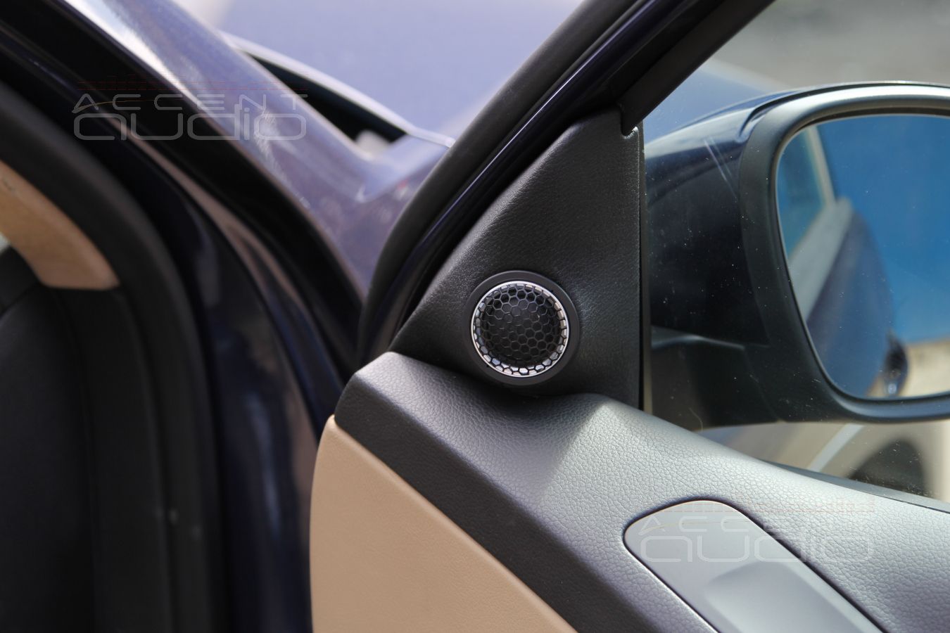 Сабвуфер стелс в Volkswagen Tiguan