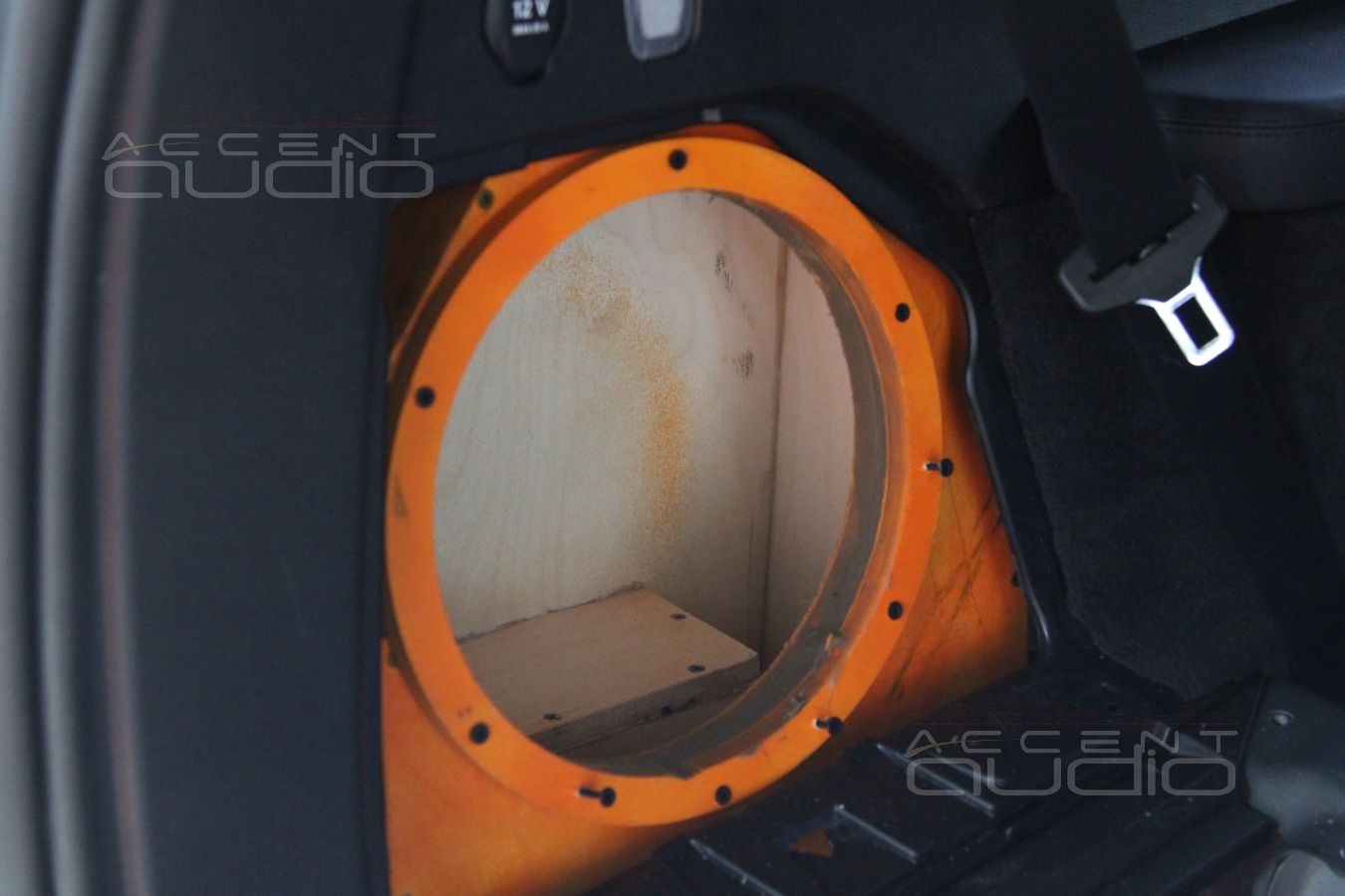 Встроенный сабвуфер в Mercedes GL 63 AMG
