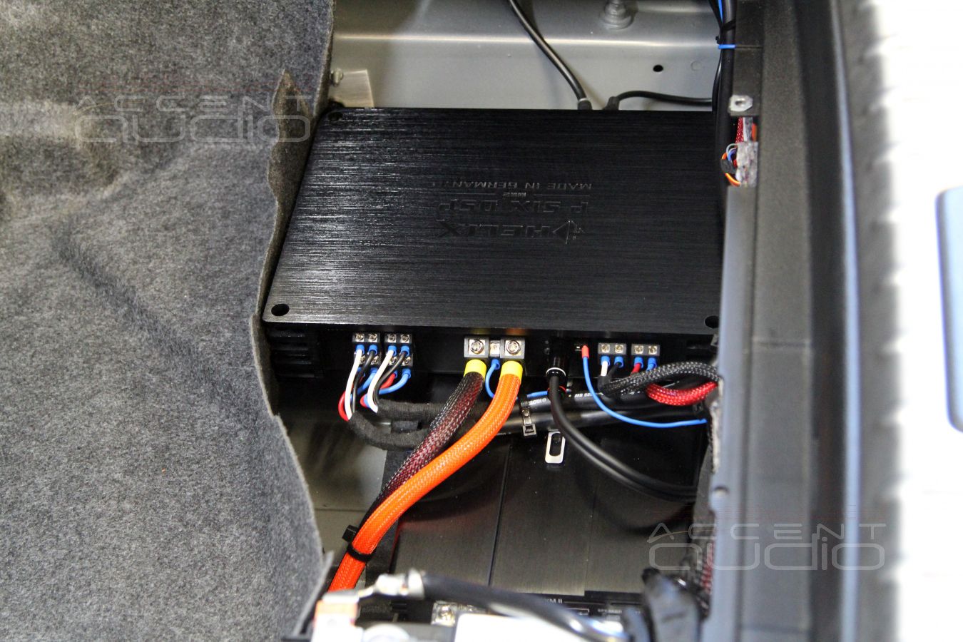 Усилители в BMW X6 можно разместить компактно !