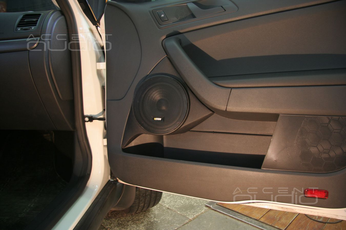 Установка мидбасов в Skoda Yeti 