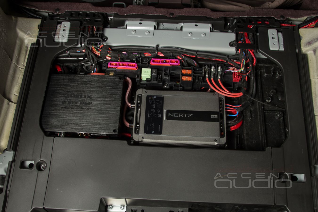 Самый технологичный и красивый монтаж усилителей Helix и Hertz в новый Porsche Panamera