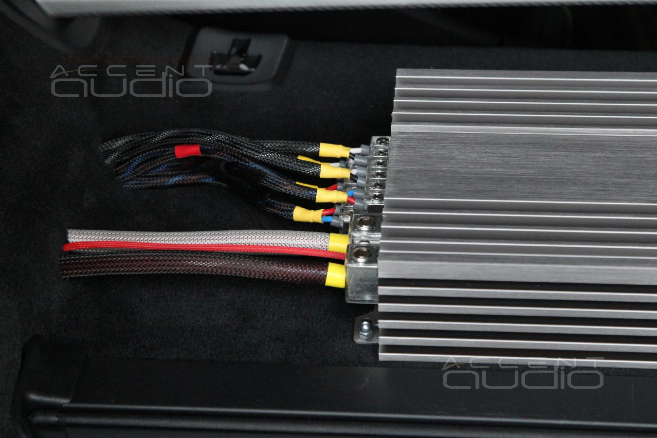 НЕ скрытая установка шестиканального усилителя Zapco в Mercedes-Benz GT