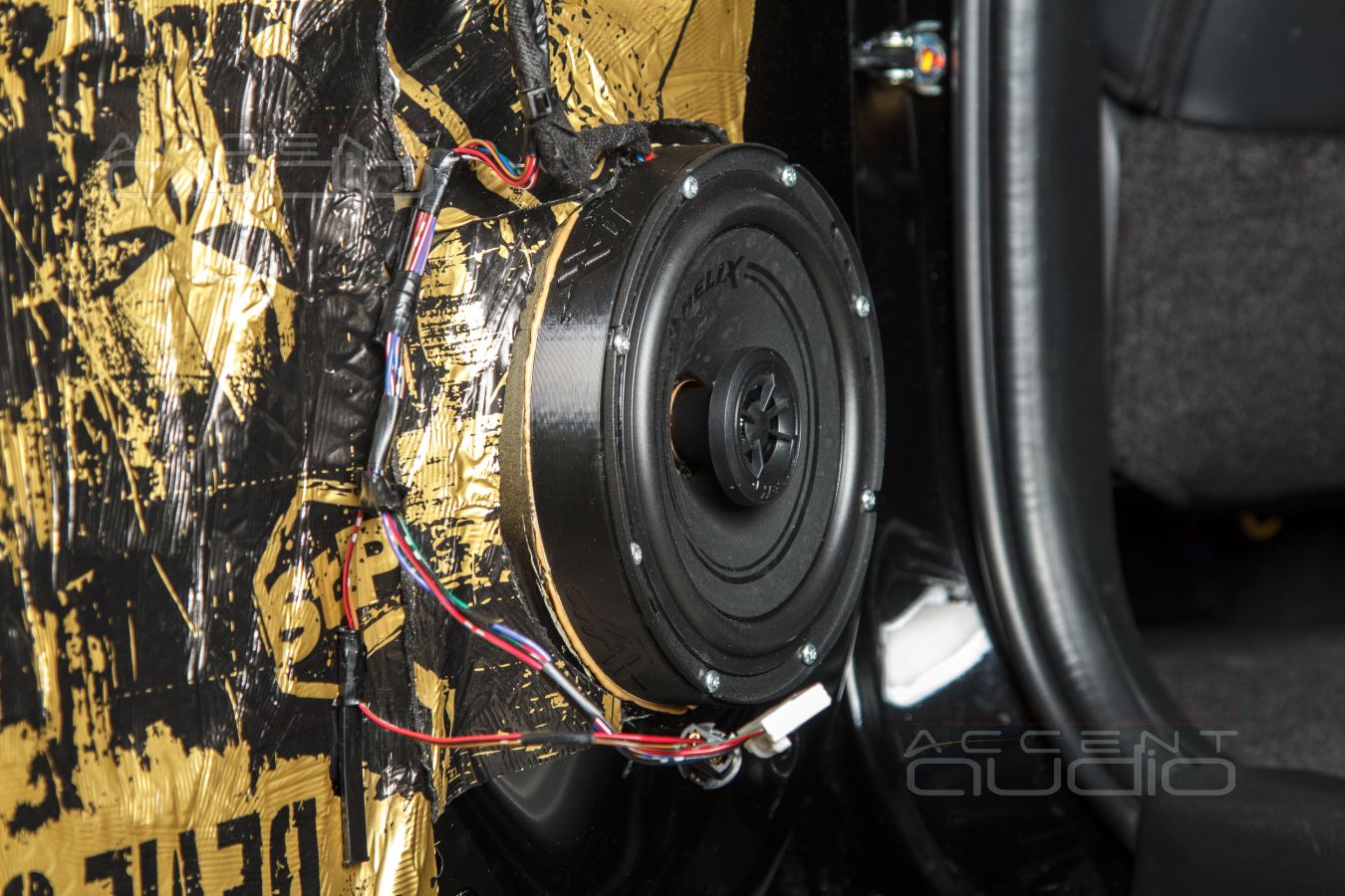 Установка фронтальных мидбасов Brax GL6 в Mitsubishi Pajero Sport