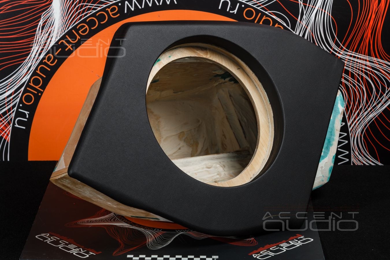 Сабвуфер-стелс с головкой Kicker – как он должен быть в Audi Q5