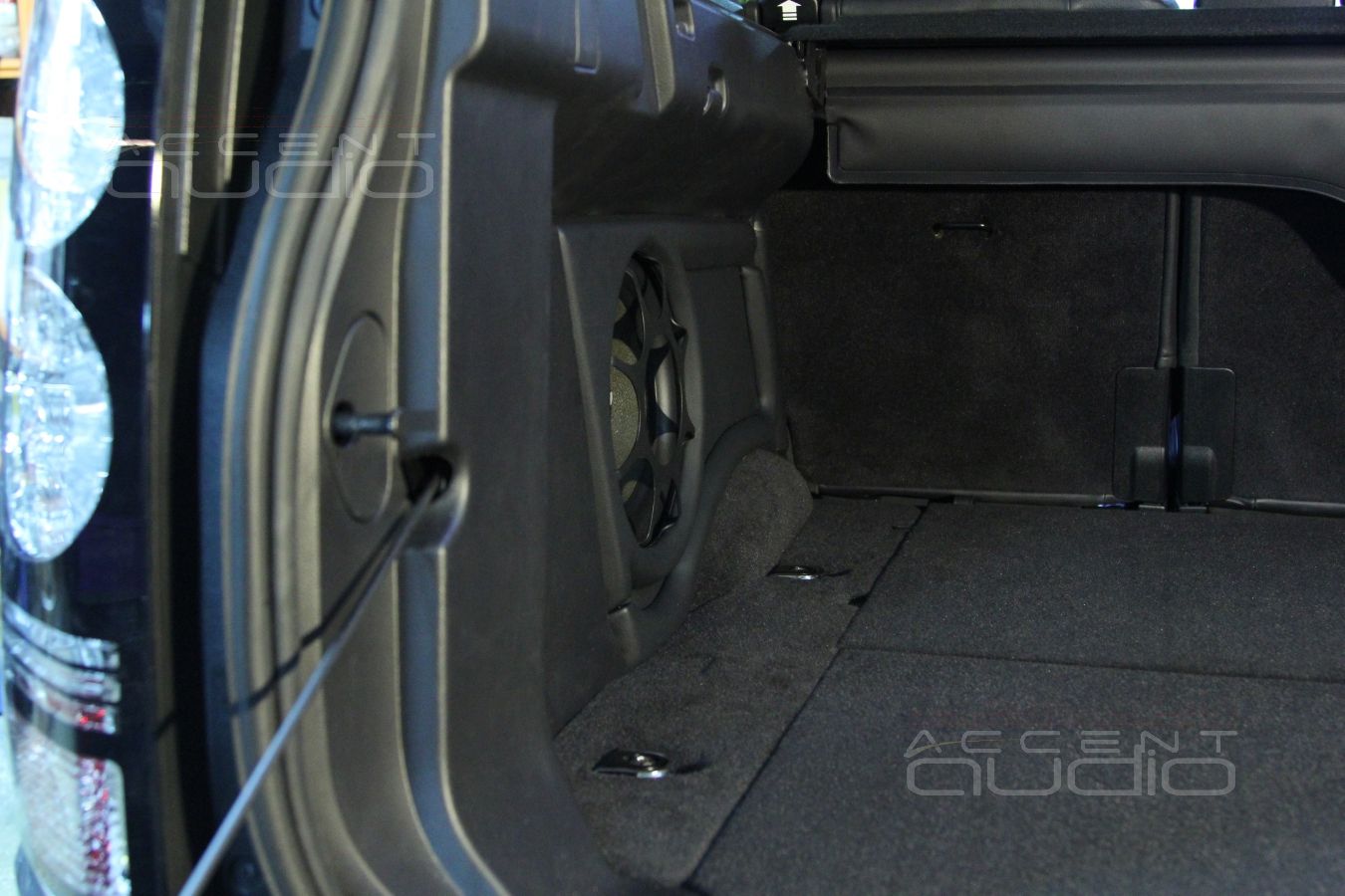 Встройка сабвуфера в крыло Range Rover Discovery