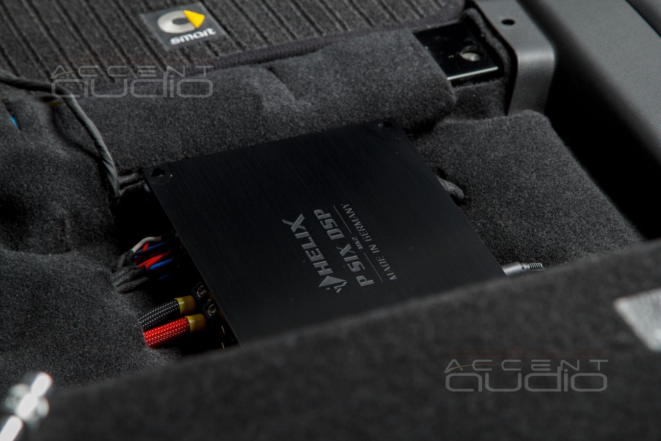 Установка компактного шестиканального усилителя Helix в Smart Fortwo