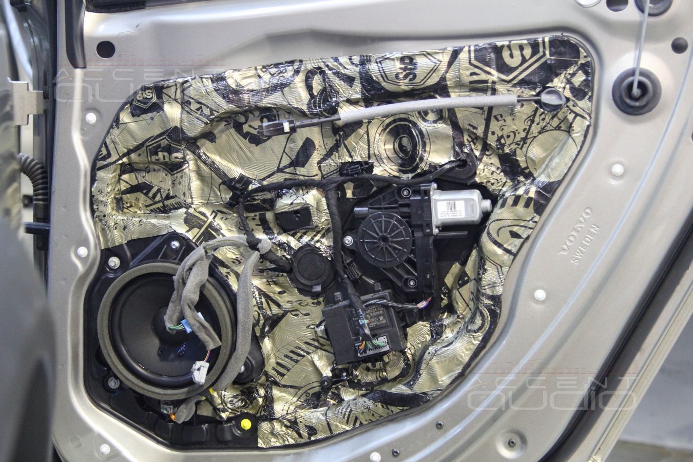 Установка акустики Audison VOCE AV K6 в Volvo XC 70