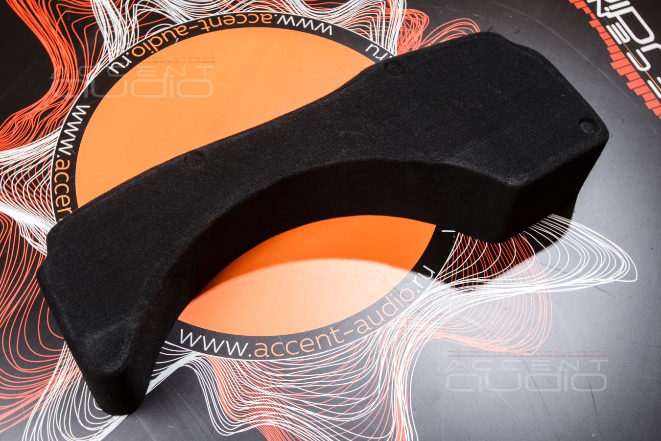 Штатный, но настоящий сабвуфер для Porsche Cayenne Coupe