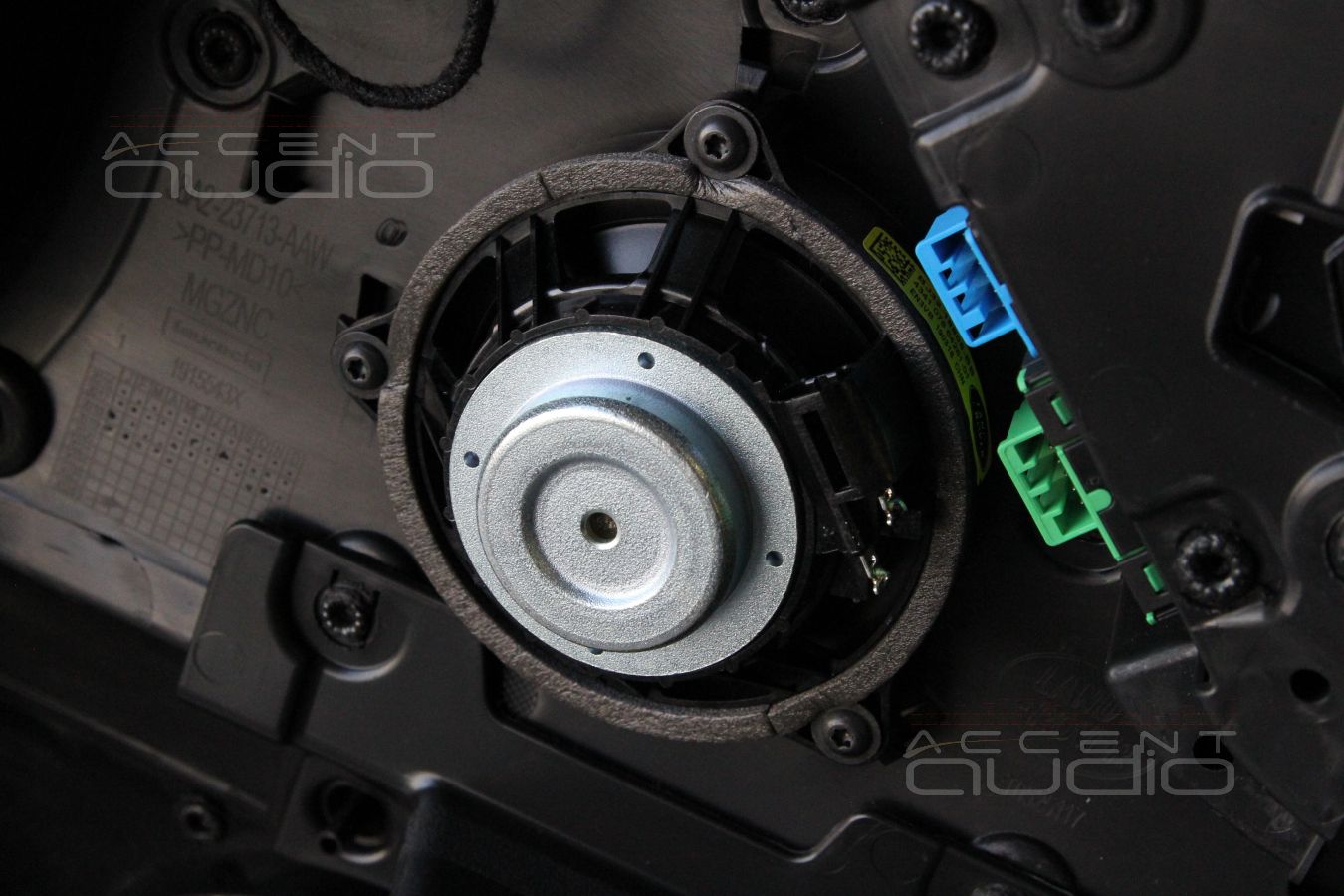 Разбираемся с заводскими системами в разных комплектациях Range Rover Velar