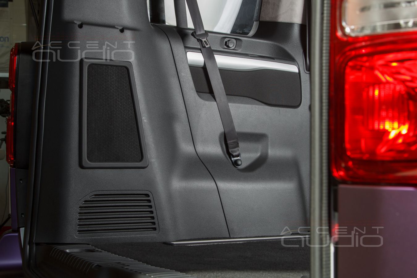 Полностью встроенный сабвуфер-стелс специально для Opel Zafira Life