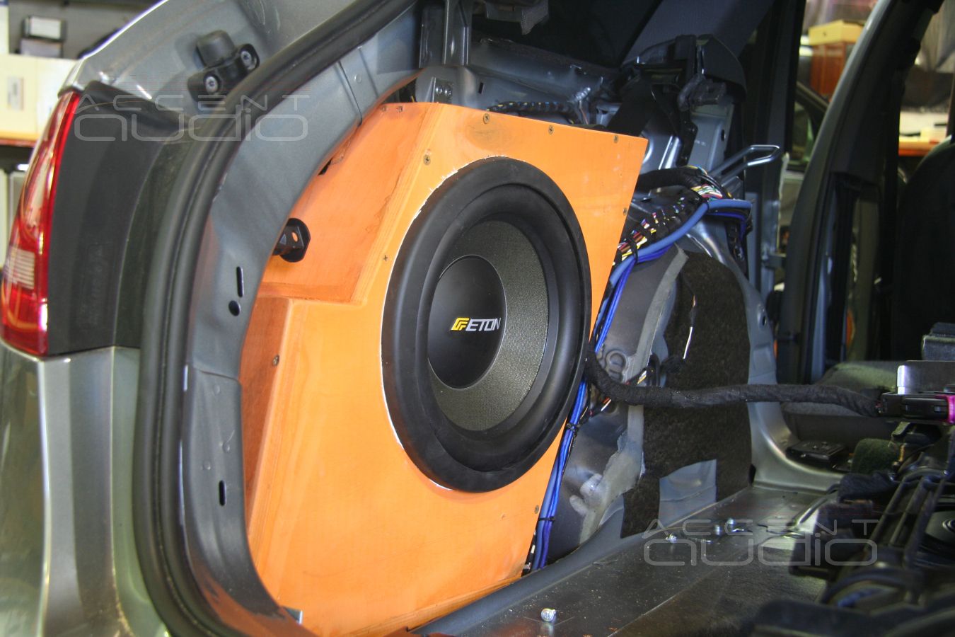 Сабвуфер-стелс из дерева в Audi A4