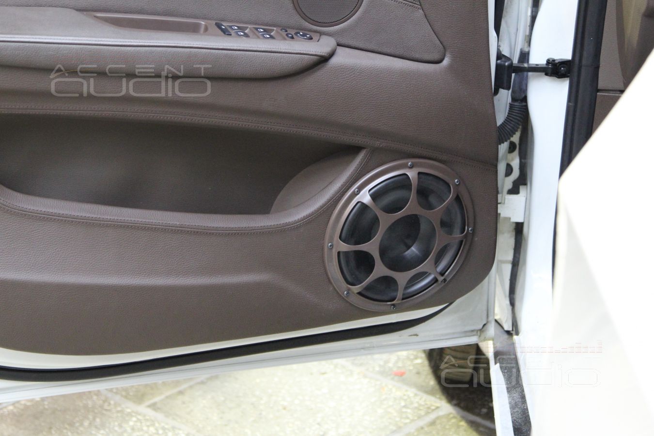 Установка мидбасов Morel в двери BMW X5