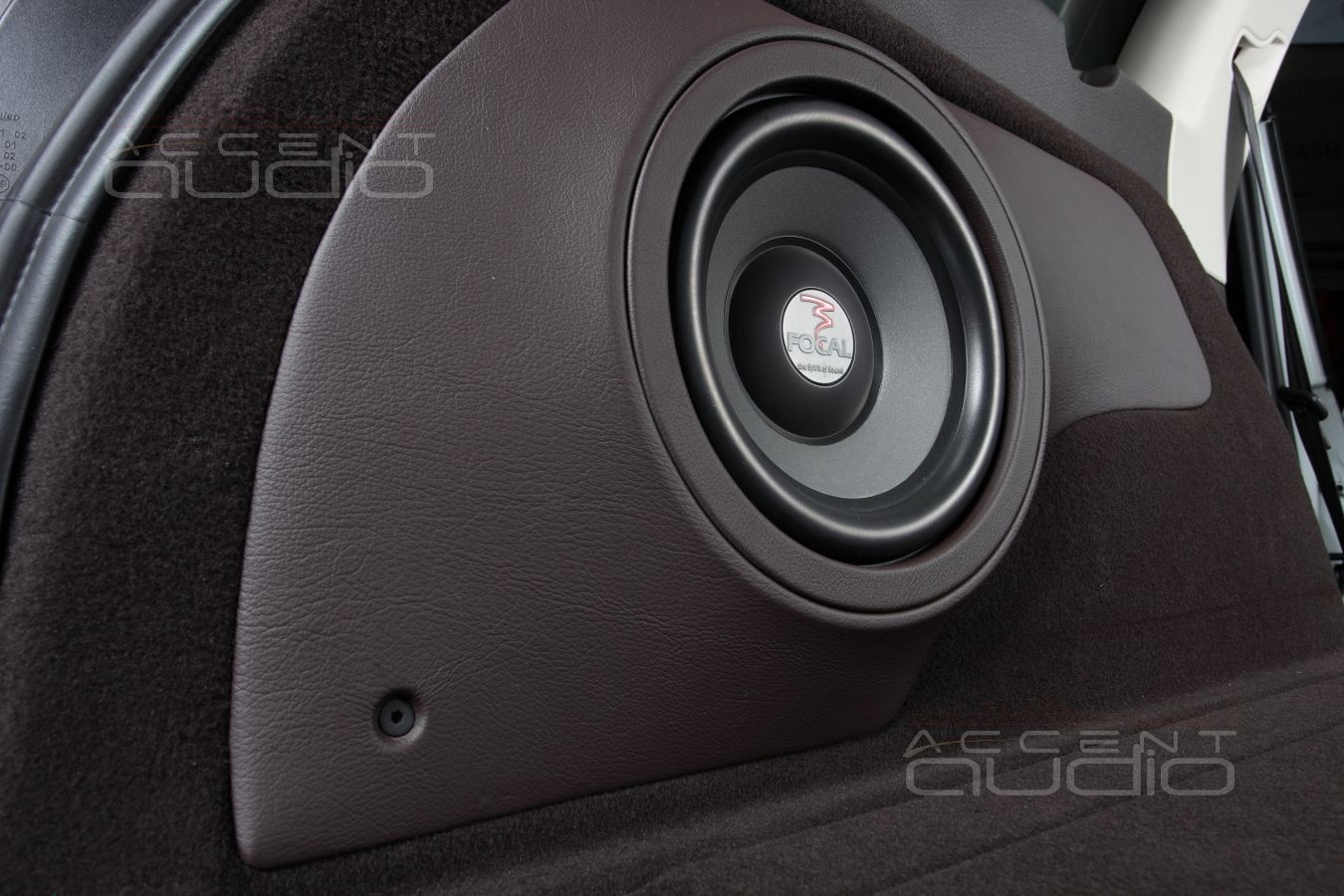 Сабвуфер стелс, встроенный в крыло Volkswagen Touareg NF