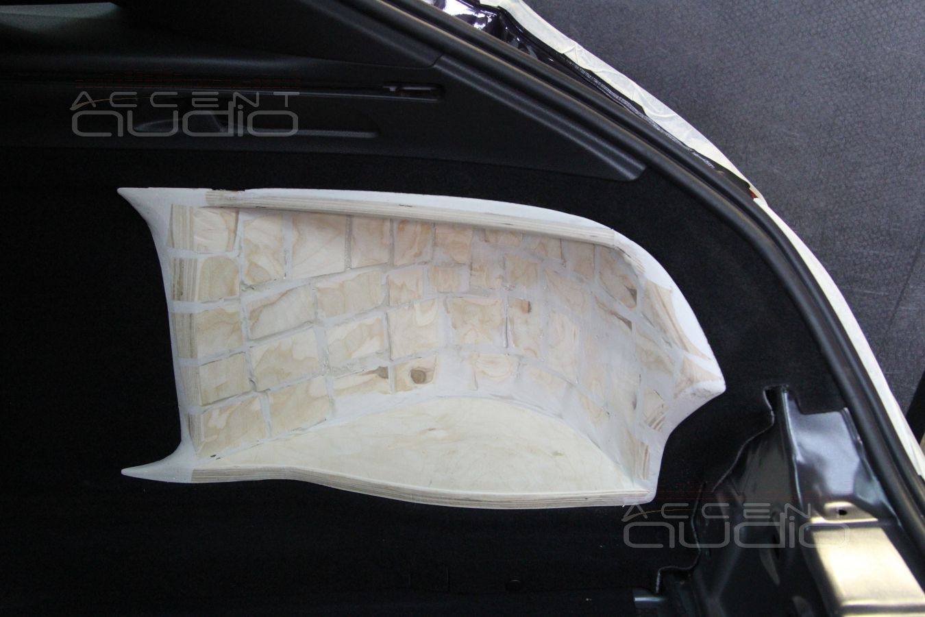 Сабвуфер, встроенный в крыло Mercedes CLA