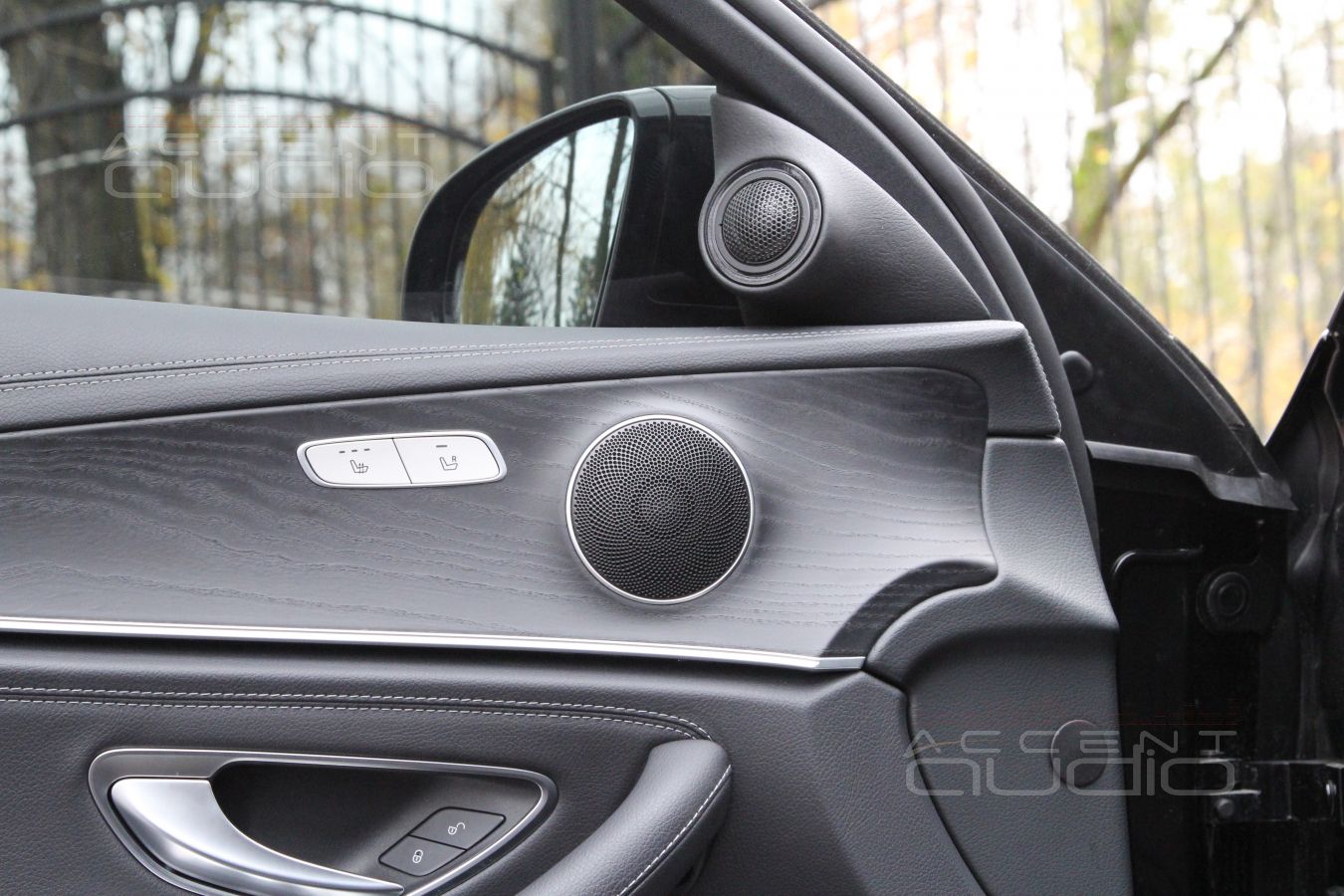 Подиумы под твитеры Eton, которые могли быть спрятаны, но теперь установлены правильно