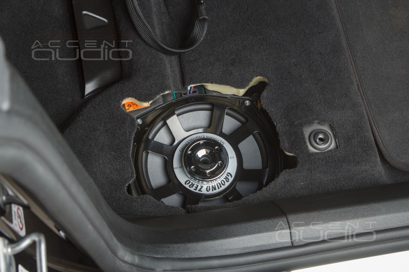 Штатный монтаж внутрипольных вуферов GroundZero