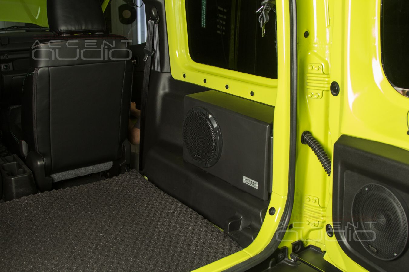 Сабвуфер Audison в маленьком Suzuki Jimny