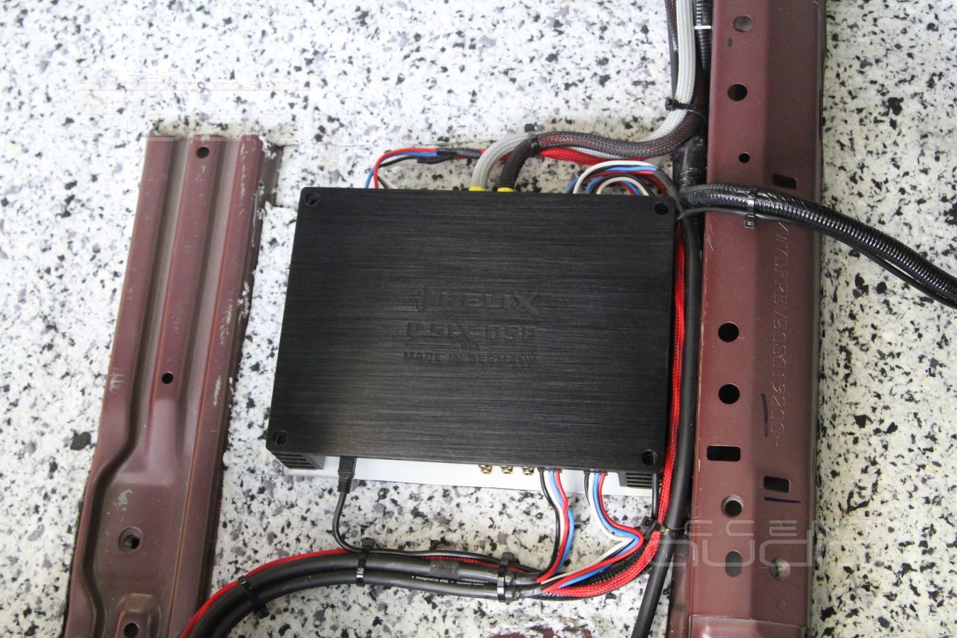 Скрытая установка усилителя Helix Psix и шумоизоляция Toyota Rav4
