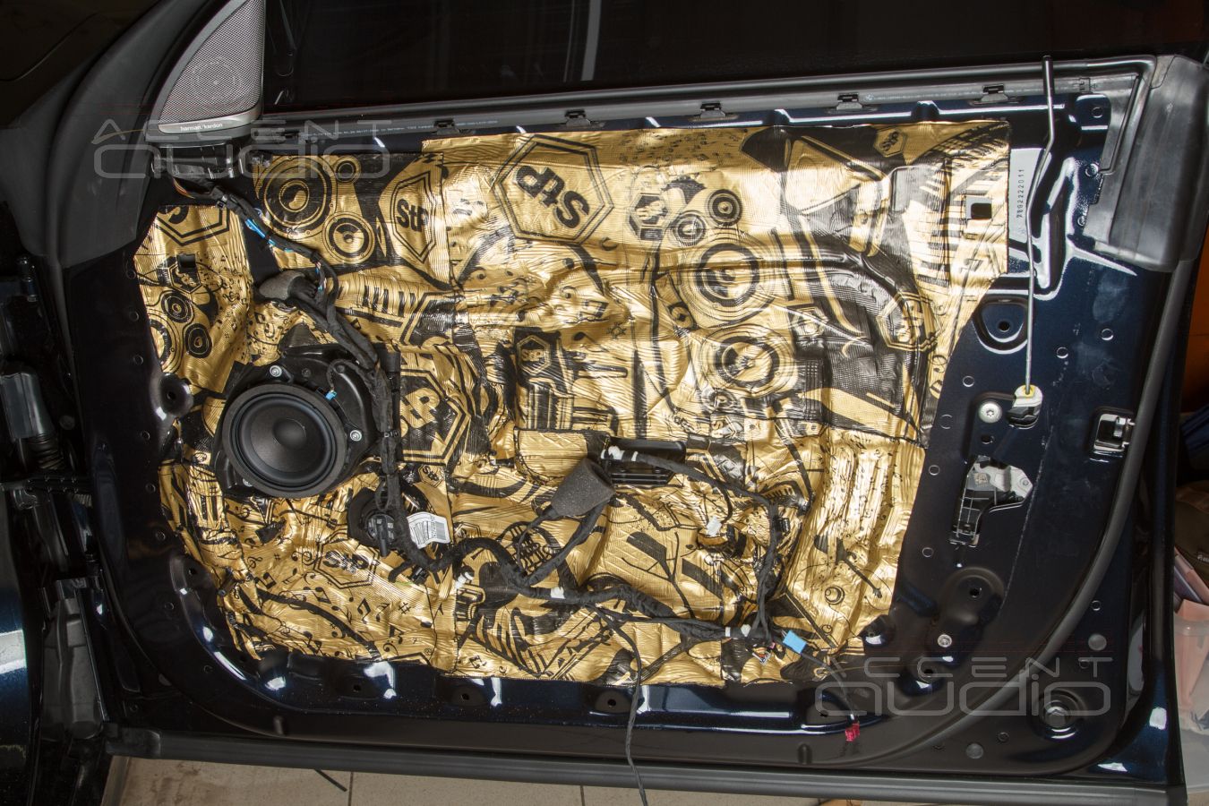 Виброизоляция дверей и установка СЧ и ВЧ излучателей GroundZero по заводским местам