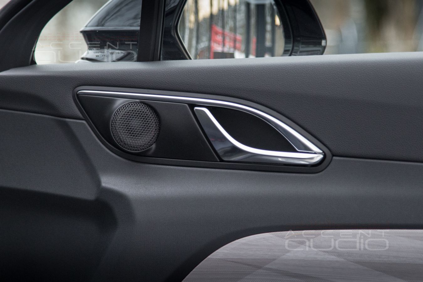 Решение: широкая полоса от Eton PRW 50 в штатных местах Hongqi HS3