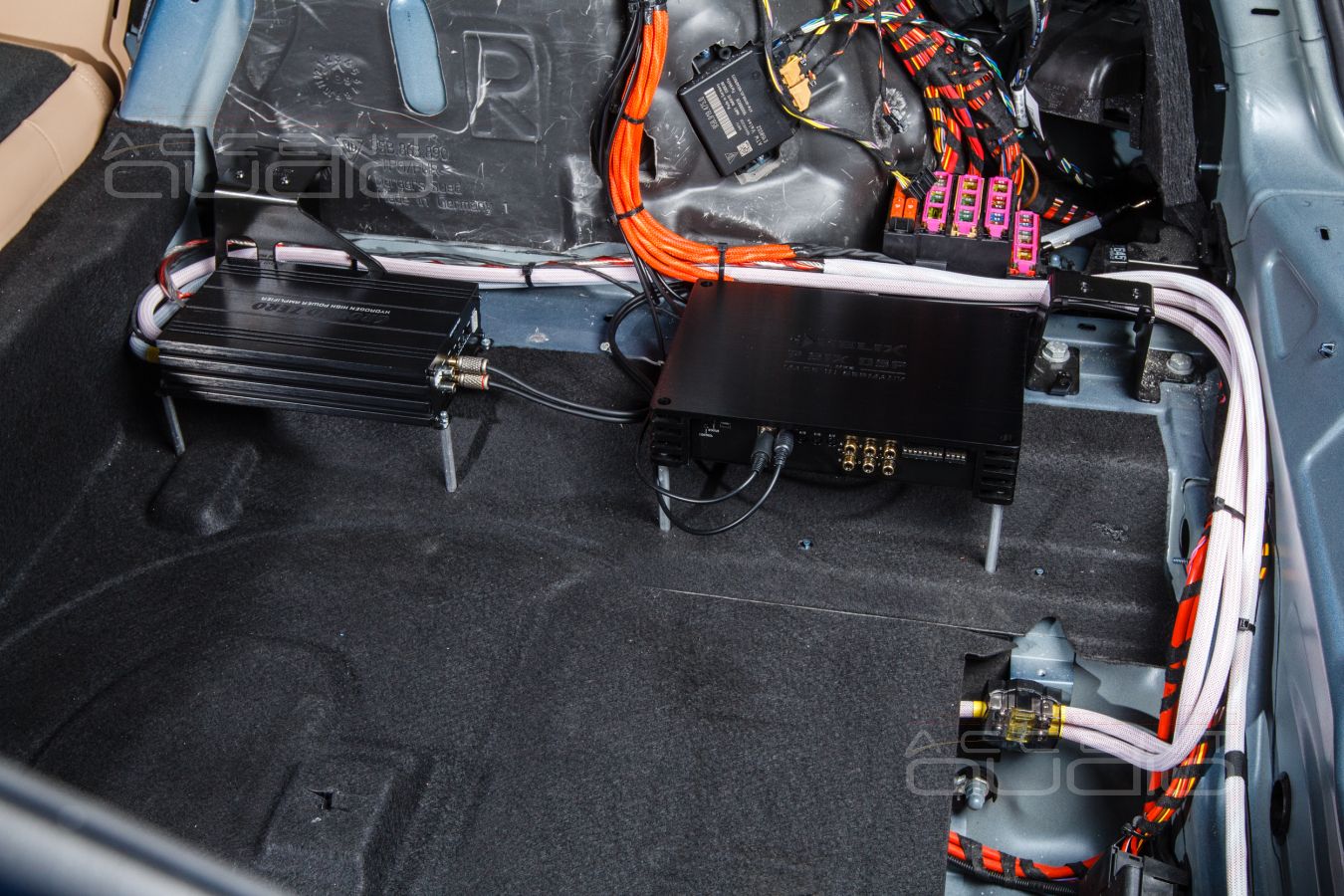 Интеграция усилителей Helix и Ground Zero в Porsche Macan