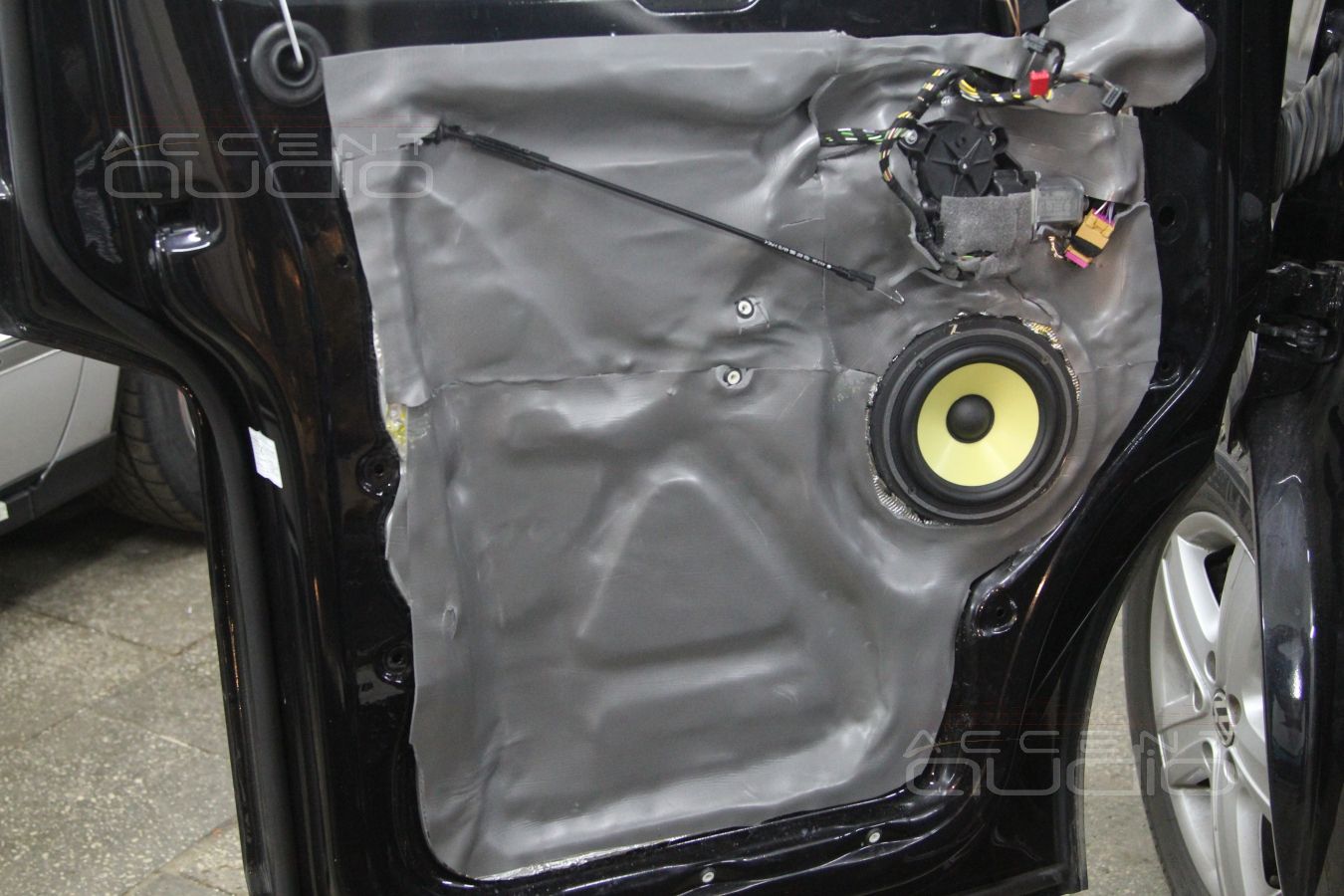 Установка акустики в Volkswagen Multivan