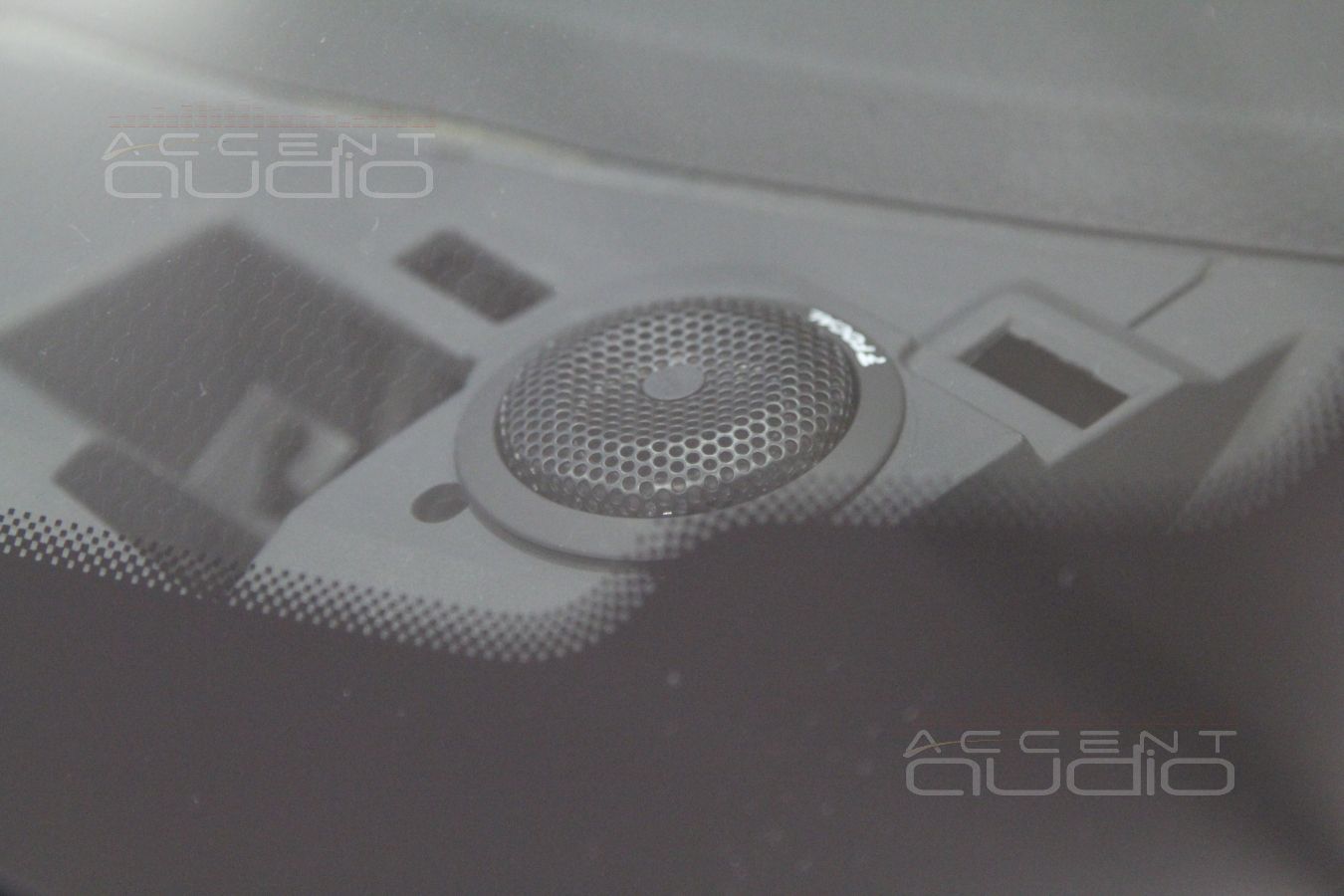 Размещение акустики Focal в торпедо