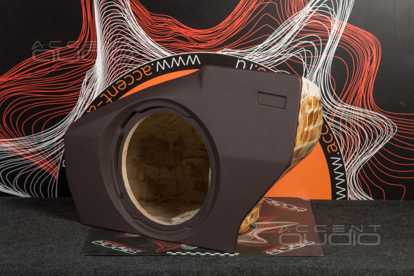 Стильный, адский, трясущий – сабвуфер-стелс JLAudio TW3 для Porsche Panamera