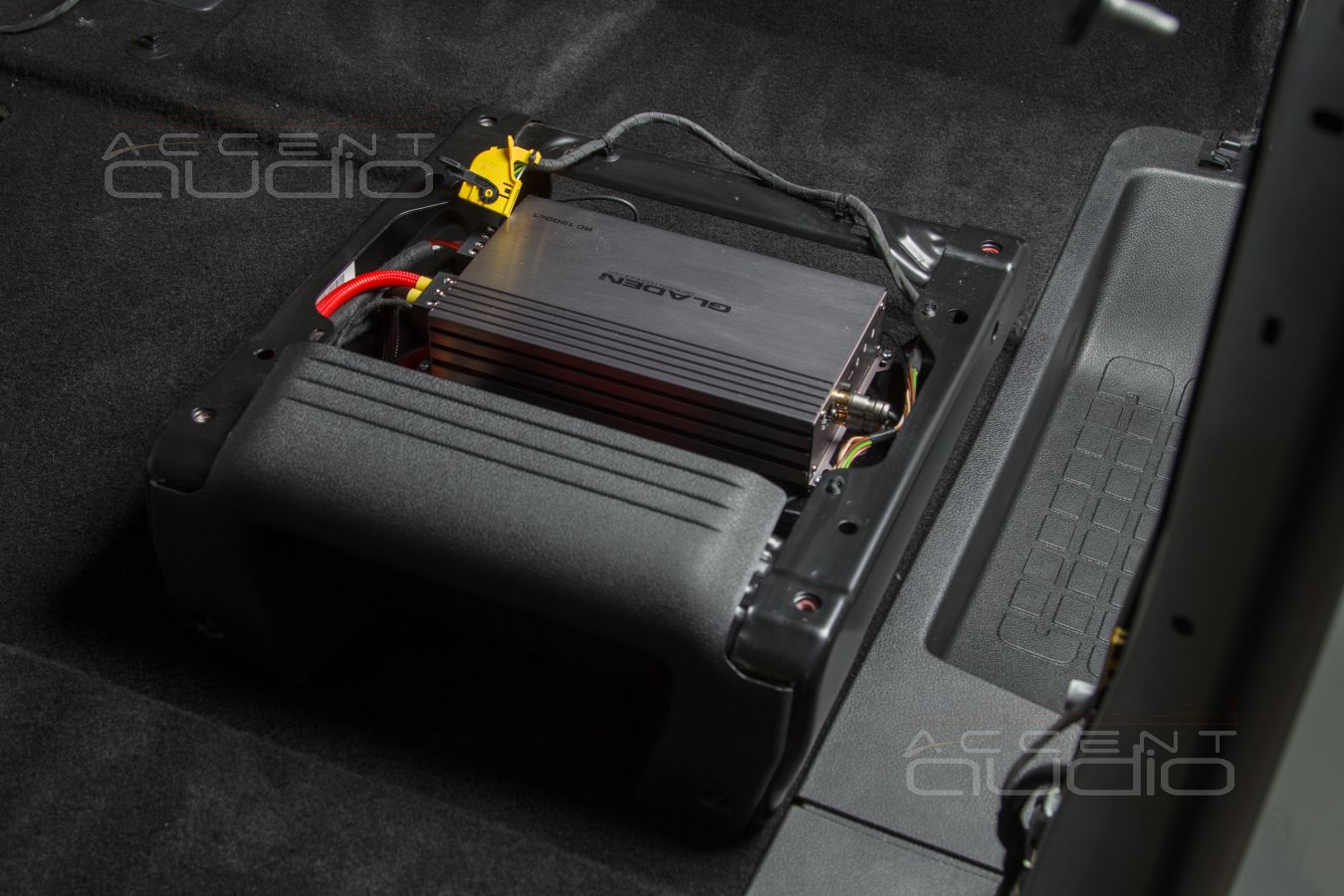 Установка усилителей Helix и Gladen в Opel Zafira Life