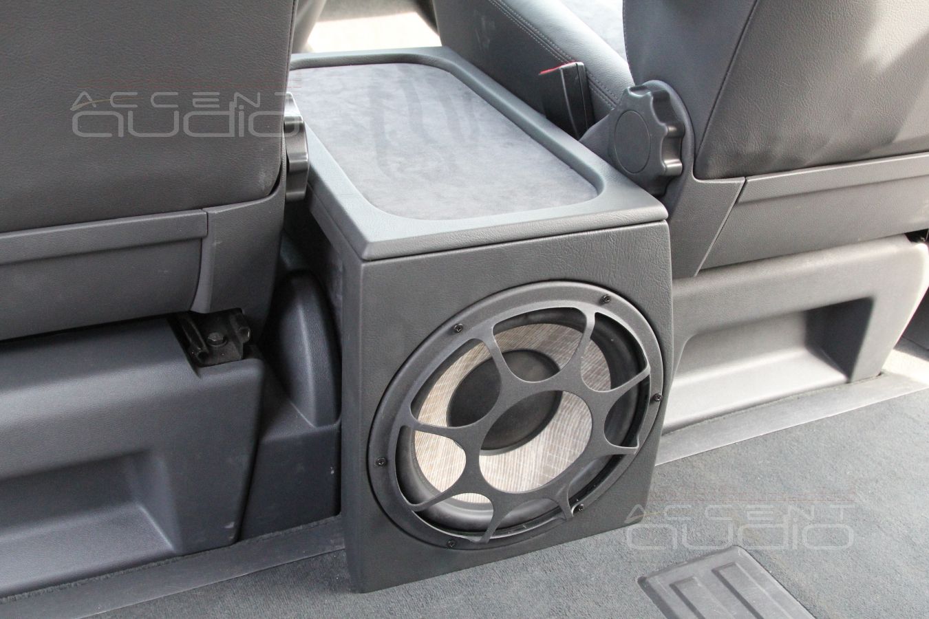 Установка сабвуфера в Volkswagen Multivan