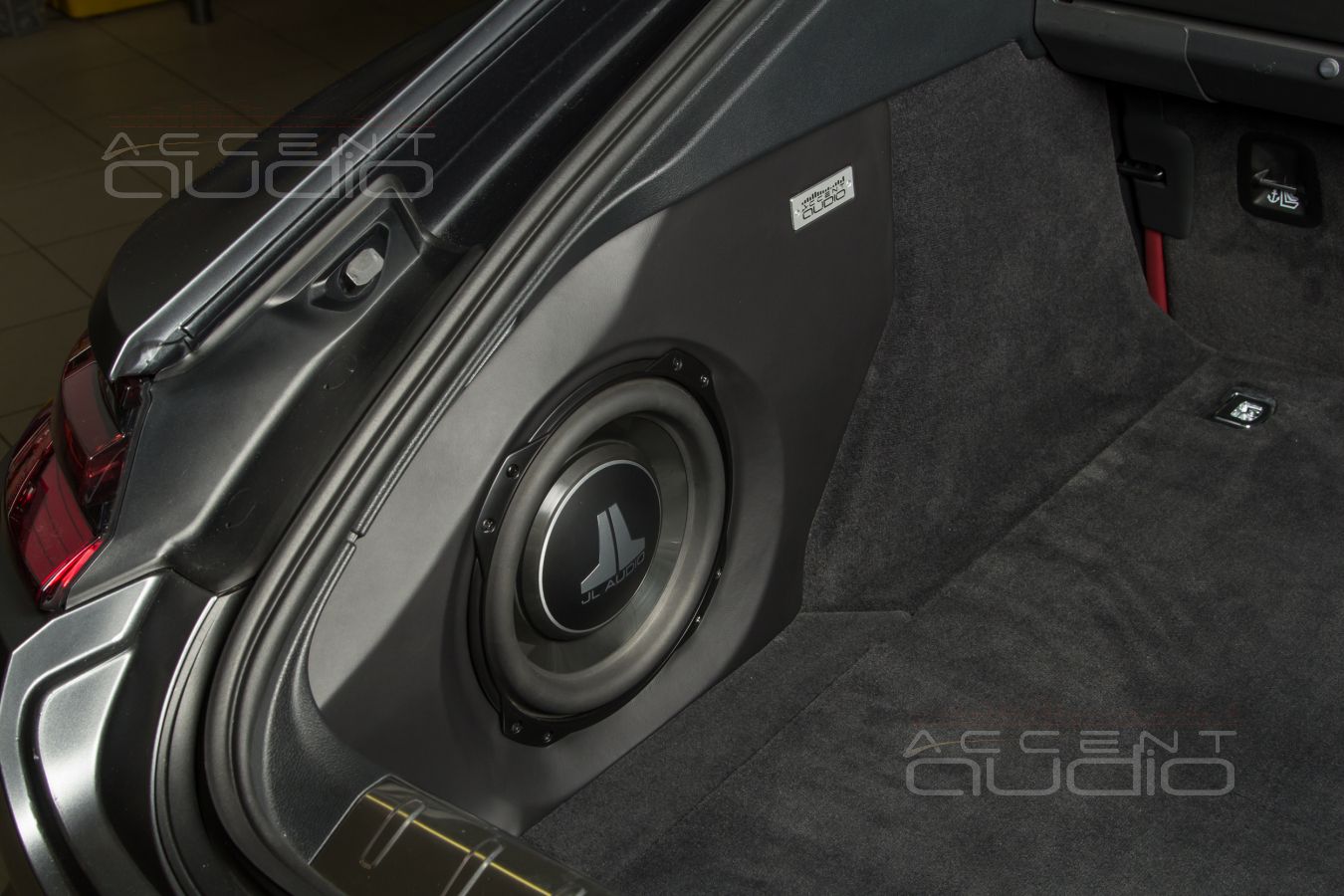 Мучительно-великолепный, злой и суровый сабвуфер-стелс JLAudio для Panamera