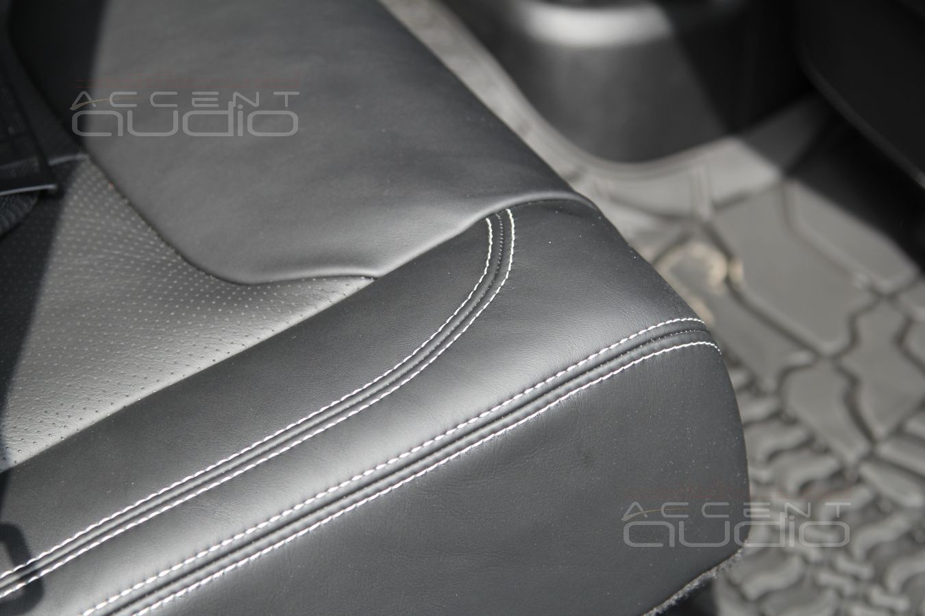 Пошив салона: качество кожи Nappa в сочетании с сидениями Jeep