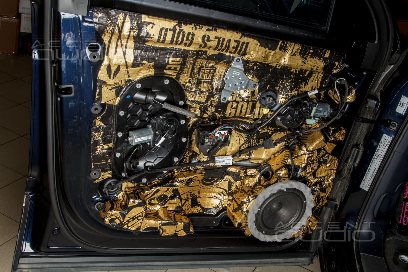 Великолепная бумага из Дании: ScanSpeak 18W/4531G01 в дверях Bentley Bentayga